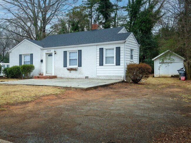Building Photo - "Charming 3-Bedroom Home with Gleaming Hardwood Floors & 2 Full Baths in Prime Charlotte Location!"