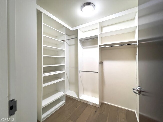 Building Photo - 1100 S Hope St