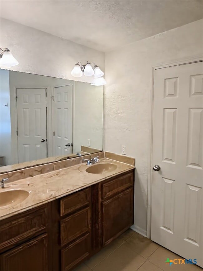 Building Photo - 3003 Lavender Ln