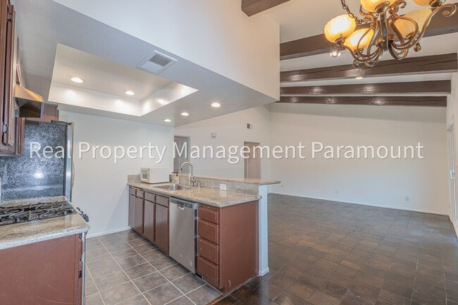 Building Photo - Don't miss out! 2 Bed 2 bath ready to go!