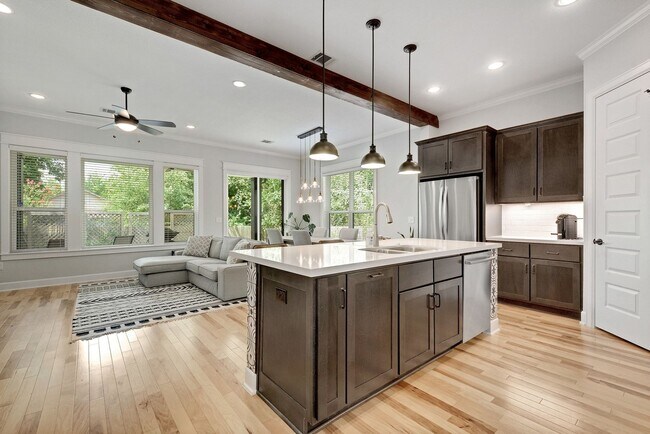 Building Photo - North Loop Area Gem!!!