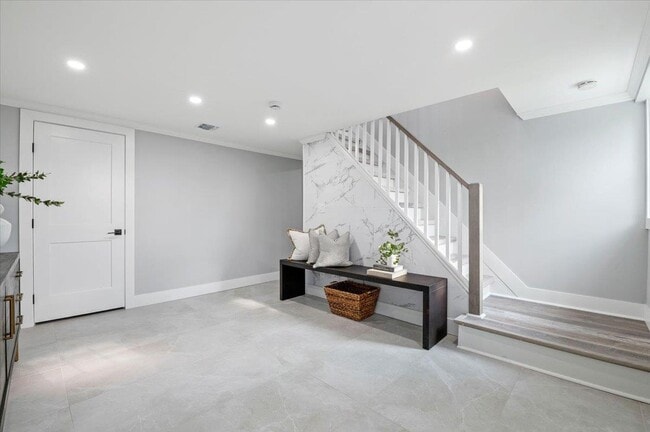 Building Photo - 8 Fairway Pl