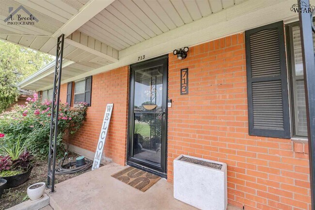 Building Photo - 713 W Clara Ave