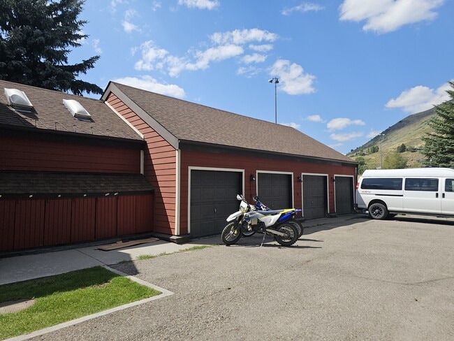 Building Photo - 1040 Smith Ln