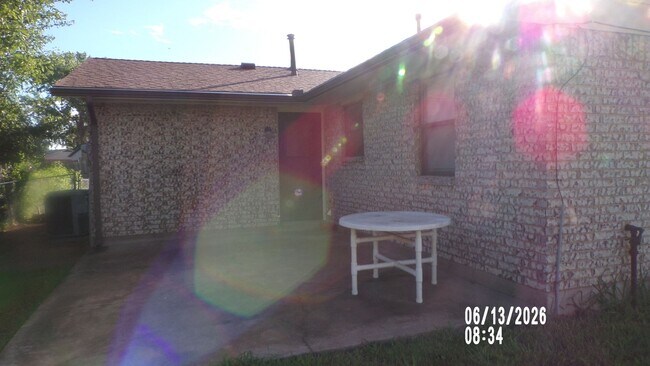 Building Photo - Fantastic house on the eastside of Lawton