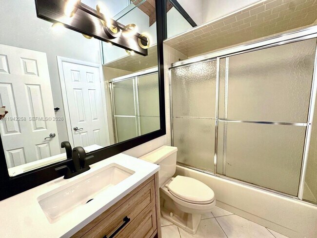 Building Photo - 2753 Parkview Dr S