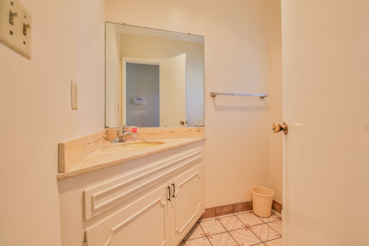 Building Photo - 3744 Pine Ave