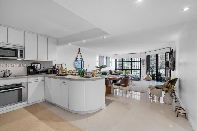 Building Photo - 1925 Brickell Ave