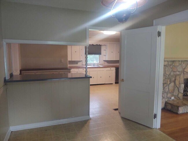 Building Photo - 3 bedroom 2 bath house available now! Pet friendly!
