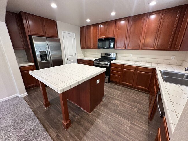 Building Photo - 1690 Spring Hill Dr