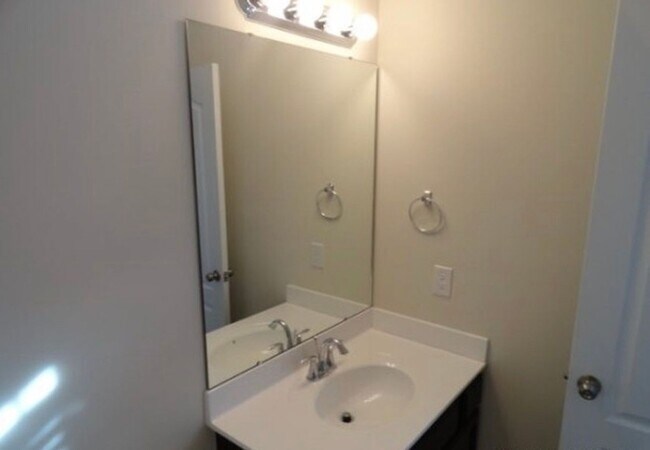 Building Photo - Like New Townhome!