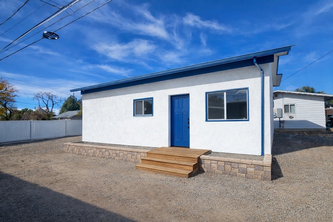 Building Photo - 2015 Elm Ave