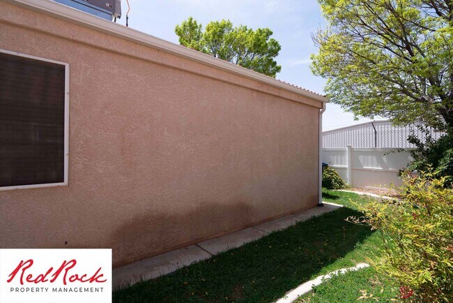 Building Photo - 3 Bed 2 Bath, 2 Car Garage with a Fully Fe...