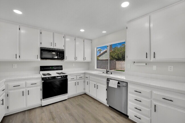 Building Photo - Step into this charming 3-bedroom, 3-bathroom home that has so much to offer!