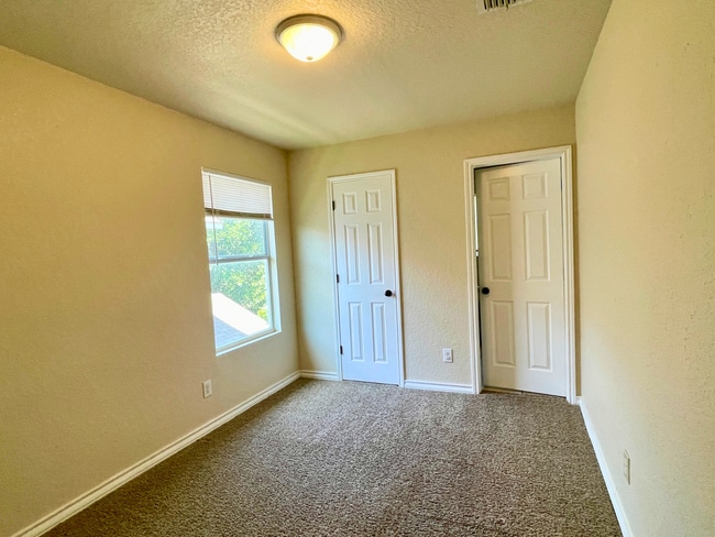 Building Photo - Charming 3 Bedroom Townhome Near Medical Center and Ingram Park
