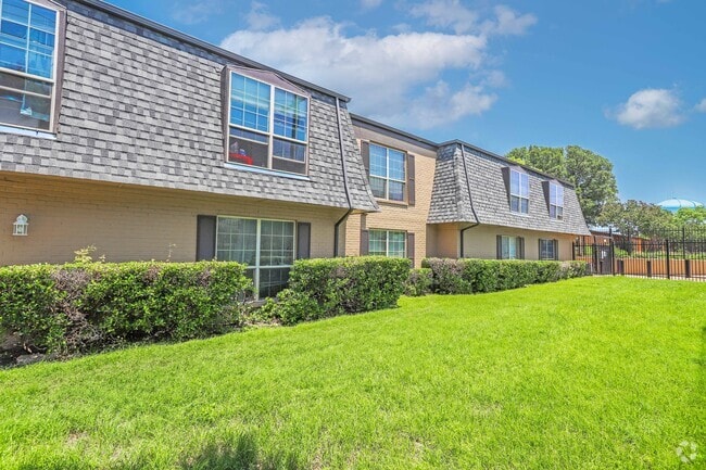 Building Photo - Courtyard on Calmont