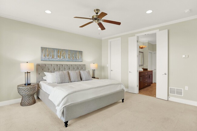 Building Photo - 358 Island Dr