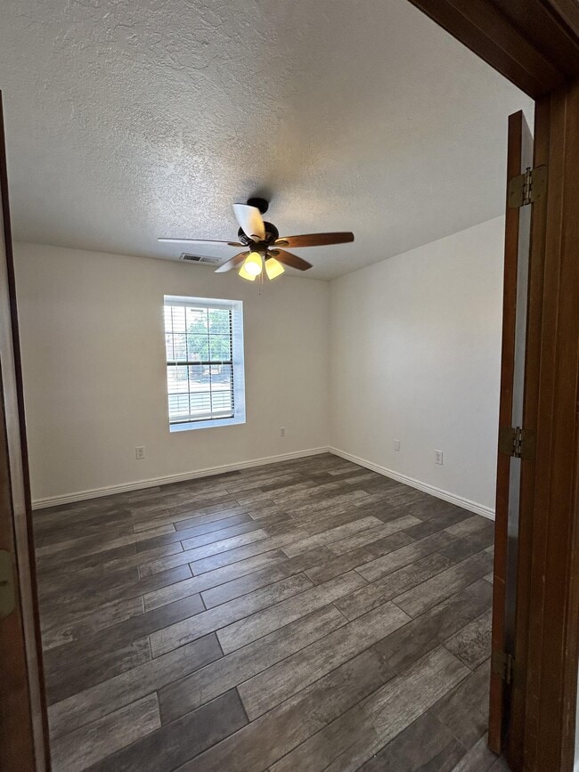 Building Photo - 6101 Equestrian Dr NW