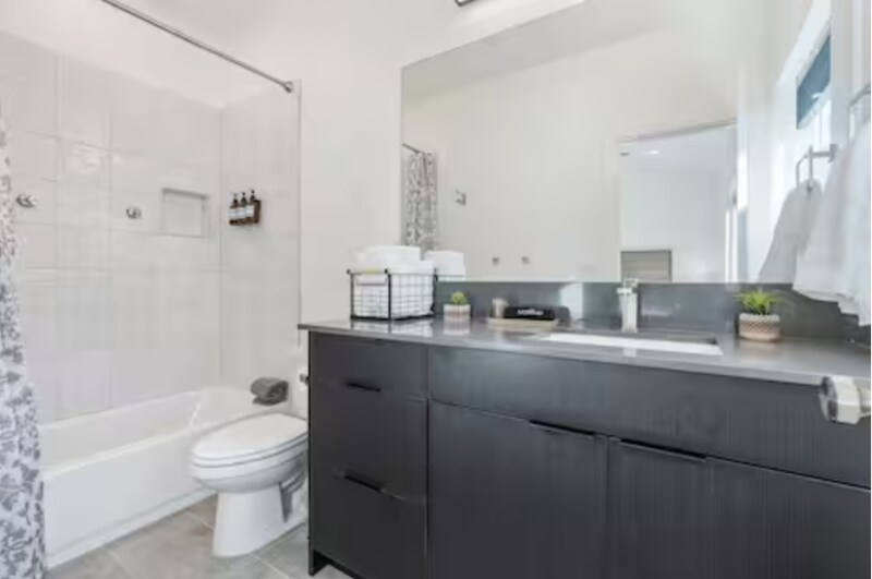 Building Photo - 765 N 400 W