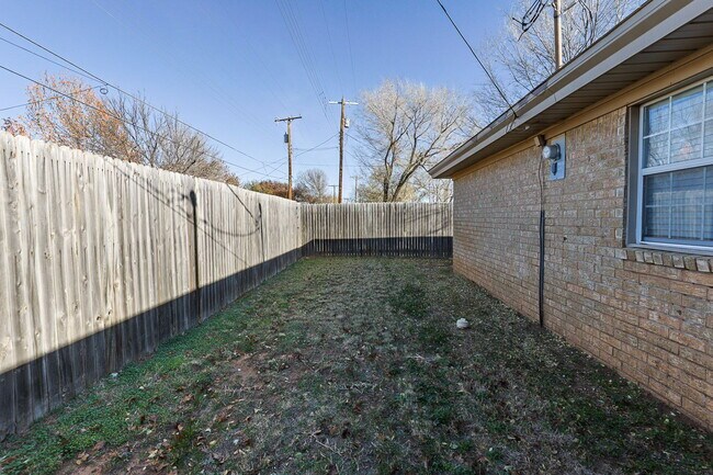 Building Photo - 3 Bedroom with 2 living rooms