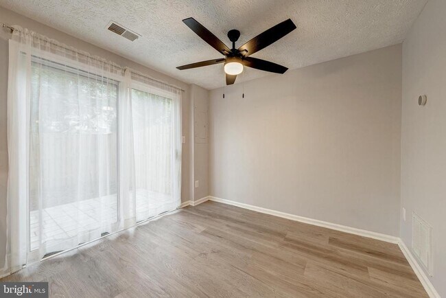 Building Photo - 6320 Lightburn Ct