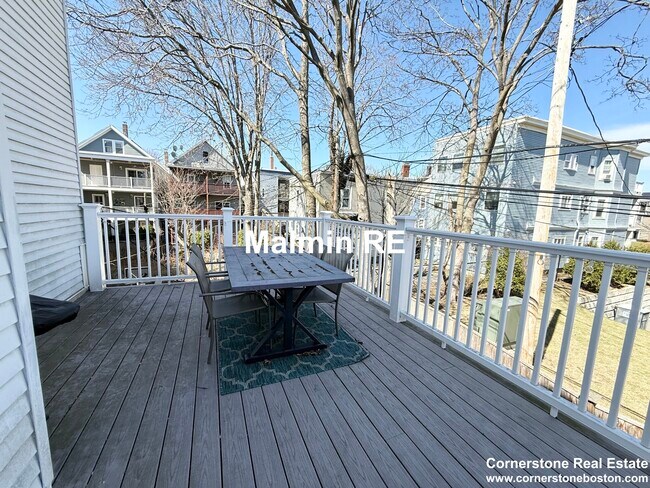 Building Photo - 920 E 4th St