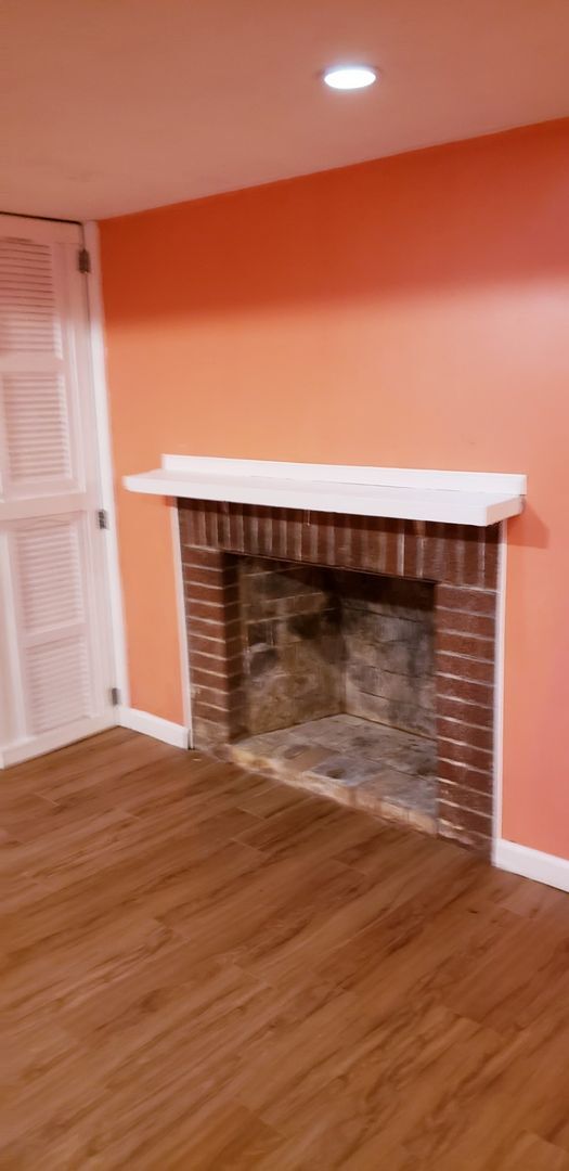 Building Photo - Large 6 bed, 3 ba  Brick, Raised Ranch, Ho...
