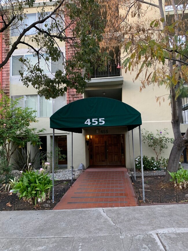 Primary Photo - 455 Crescent St