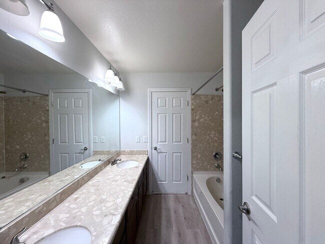 Building Photo - Great 5 bedroom home with RV Parking! Loca...