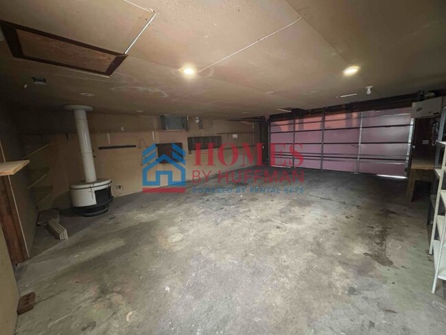 Building Photo - Three Bedroom | Two Bath | Detached Garage