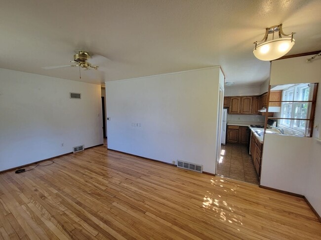 Building Photo - 2 Bedroom House