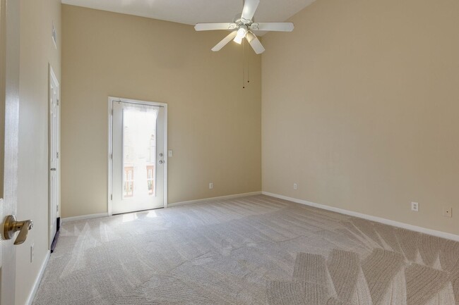 Building Photo - Adorable 2 bed/2 bath condo Hermitage