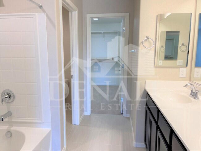 Building Photo - 905 S Canal Dr