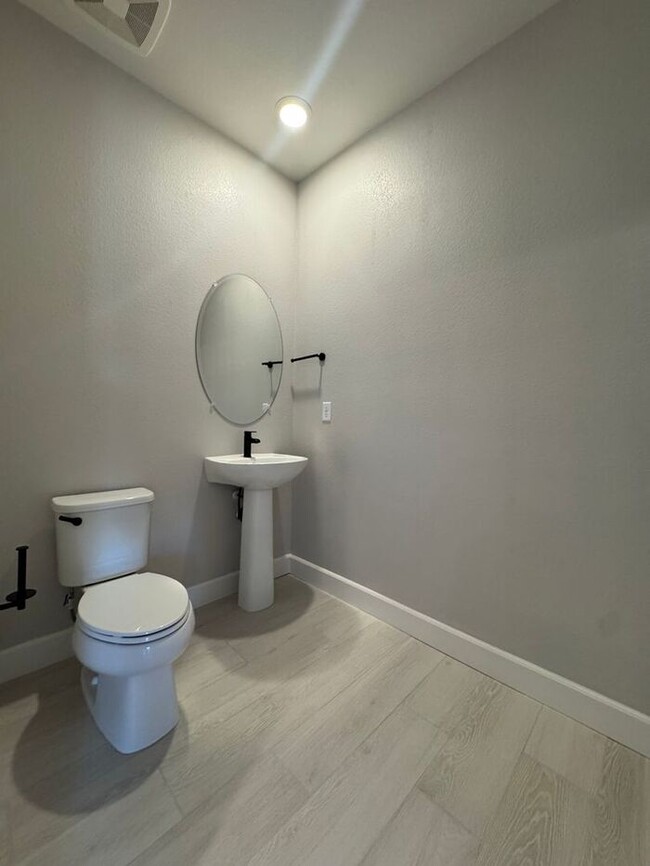 Building Photo - 1521 Golf Club Dr