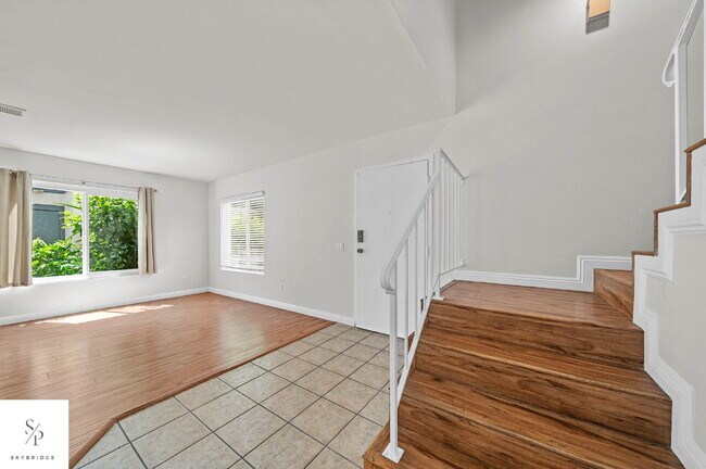 Building Photo - Charming 2-Bed Townhouse with Fireplace in Prime CA Location!