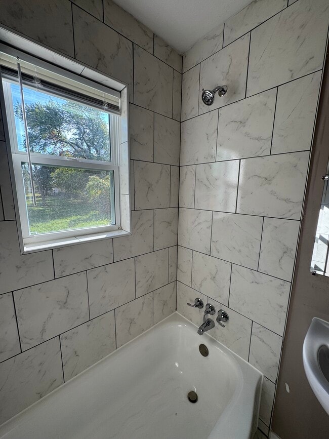 Building Photo - 3400 SE 20th St