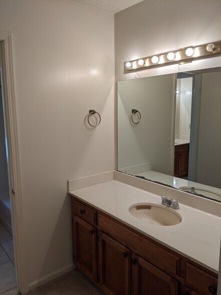 Bathroom #1 connected to Bedroom #1 - 16643 Missionary Ridge Ct