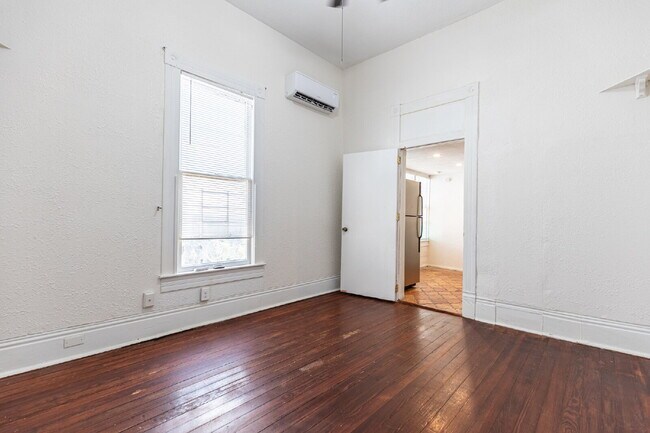 Building Photo - 426 W Woodlawn Ave