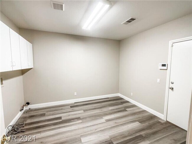 Building Photo - Coming Soon 8/1/25 - Beautiful Summerlin P...