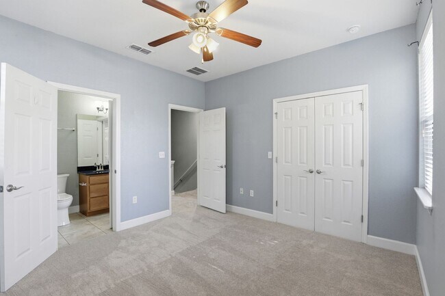 Building Photo - Conveniently located condo in Grantwood