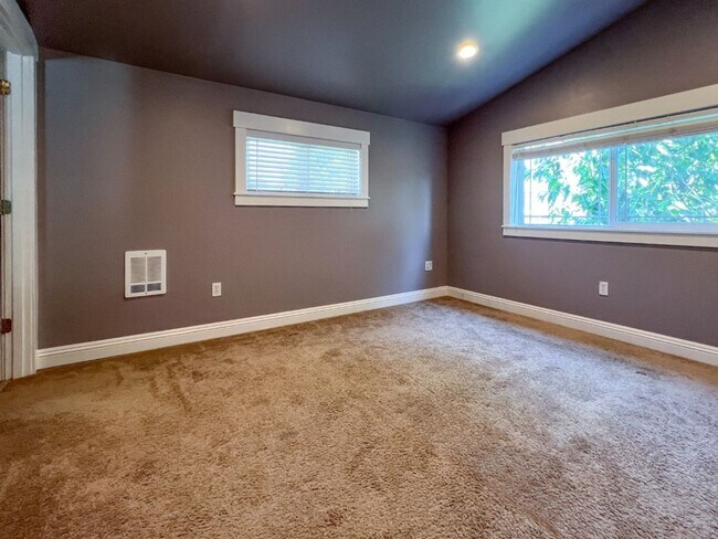Building Photo - 2Bd/3Ba Seattle Townhouse