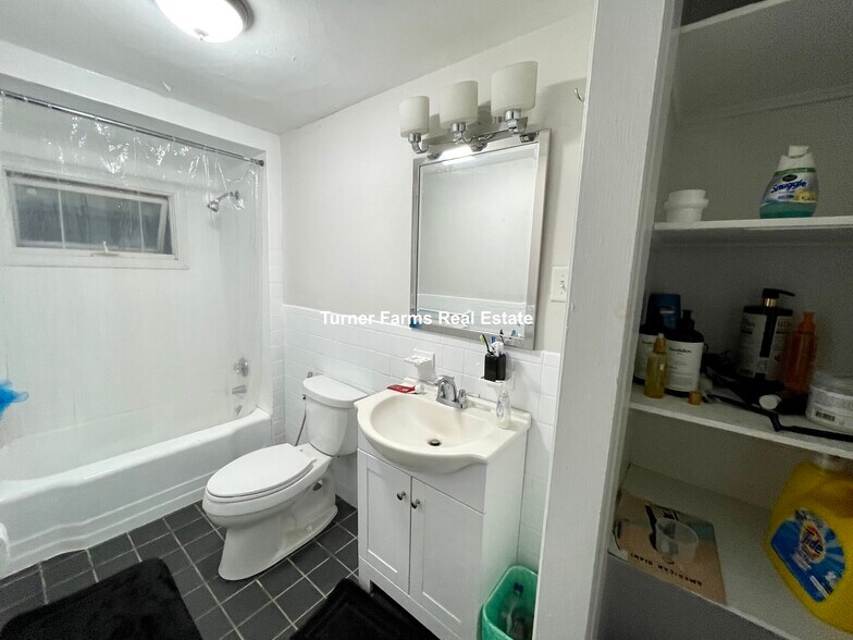 Building Photo - 40 Cedar St