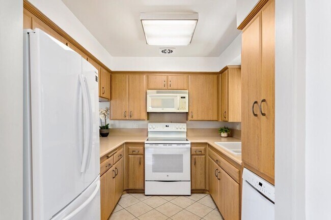 Building Photo - Unfurnished, SENIOR Living at Encina Royale