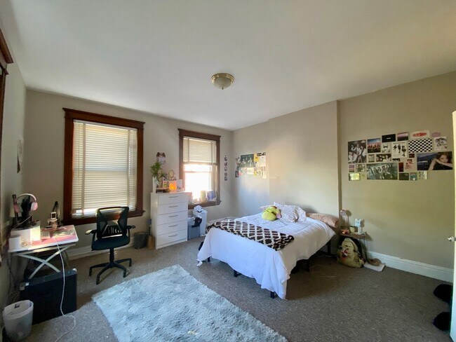 Building Photo - 2364 Victor St