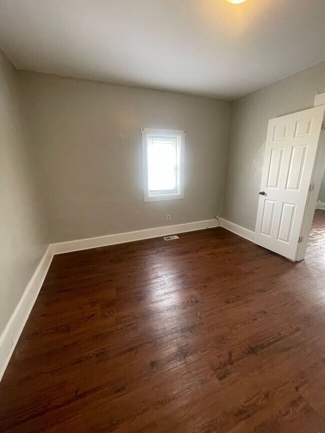 Building Photo - 301 E Memorial Dr