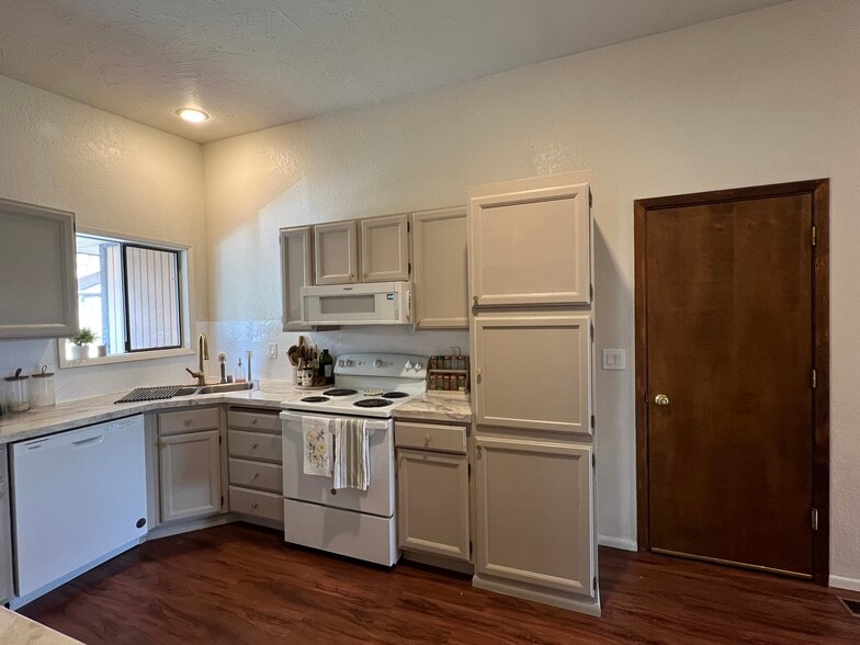 Building Photo - 4306 N Ella Rd