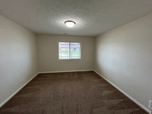 Building Photo - Beautiful, spacious, 4 bedroom, 3 bath tow...