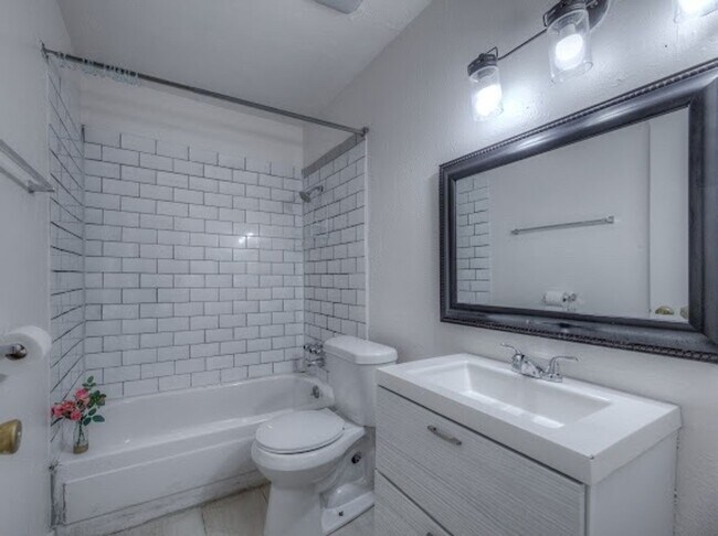 Building Photo - 2 Bedroom 1 Bath Duplex