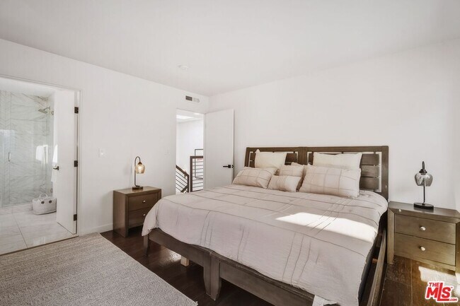 Building Photo - 3601 Dixie Canyon Pl