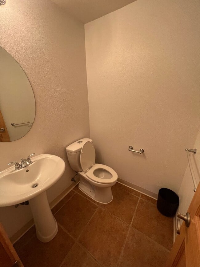 Building Photo - Century 21 Gold Rush - 2 bed, 1.5 bath (North Pole)